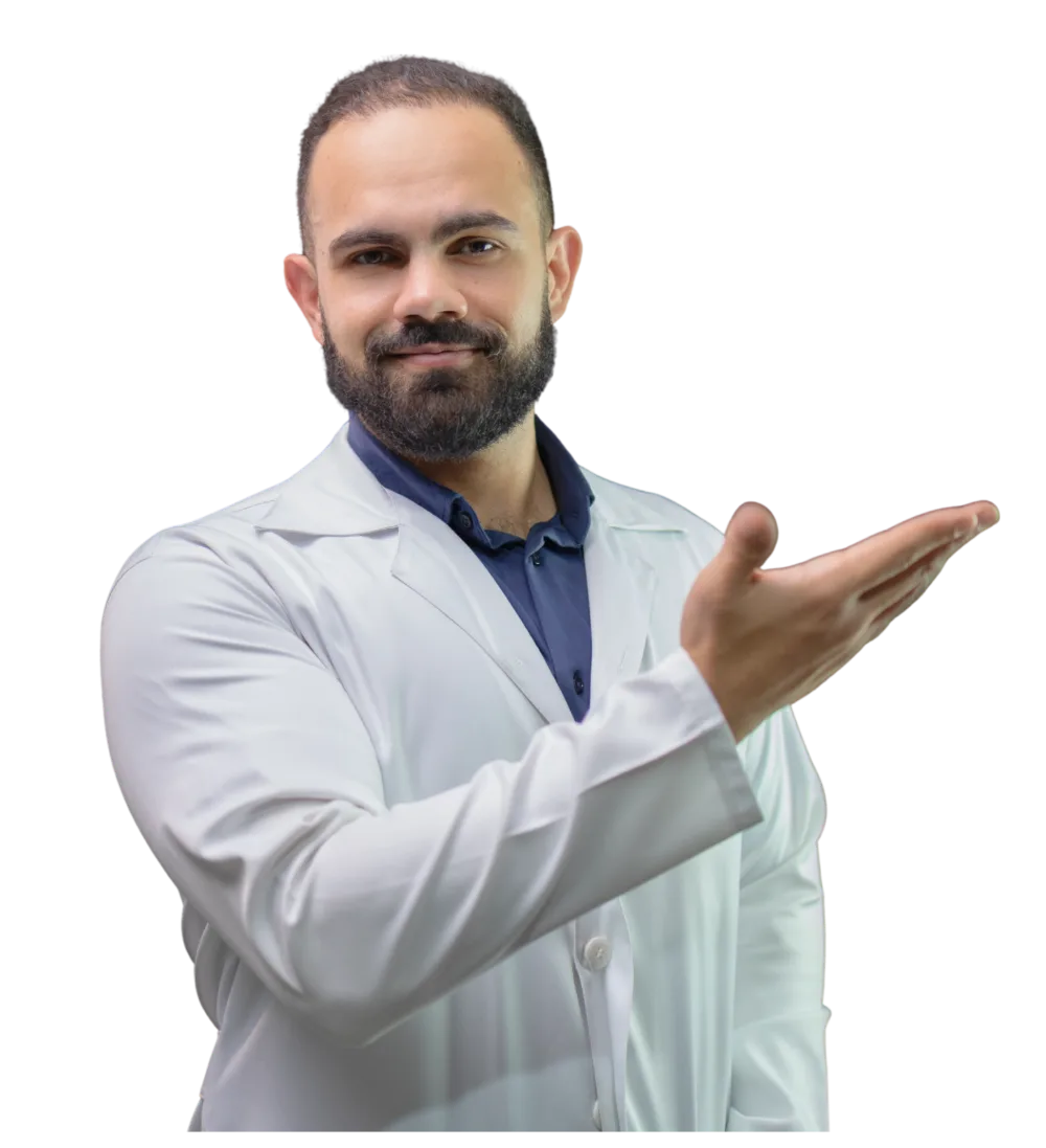 Dr. Igor Bernardes, de jaleco, apresentando com a mão aberta